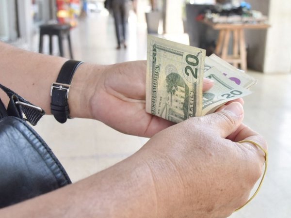 Dólar tiene cotización paralela en las calles