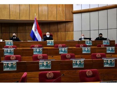 Pegatina de afiches en Senado para que “Vuelvan los tres”
