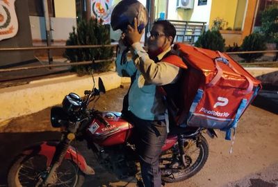 Motochorros despojan de su celular a un delivery a metros de una comisaría - Nacionales - ABC Color