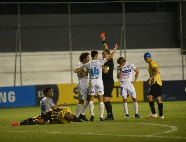 Nacional y Guaraní empataron sin goles en accidentado juego