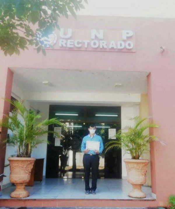 No vidente recibió su título de abogado en Pilar