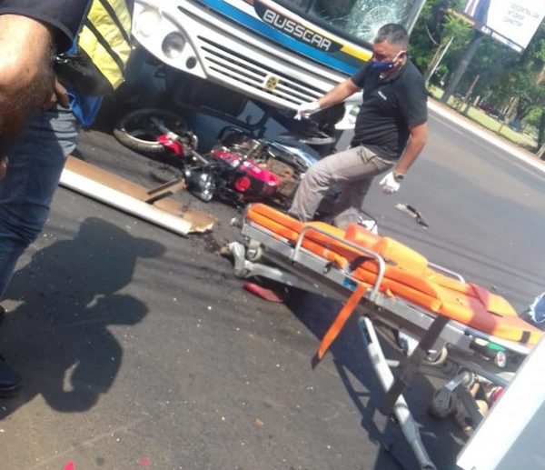 Ómnibus cruza luz roja para dar paso a ambulancia y causa accidente fatal – Diario TNPRESS