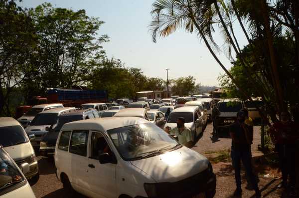Feriantes denuncian que debido al incesante contrabando, ventas se redujeron a la mitad