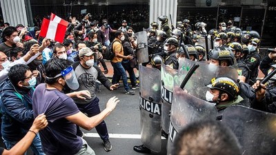 Gas lacrimógeno, detenciones y disparos en multitudinaria protesta en Perú - ADN Paraguayo