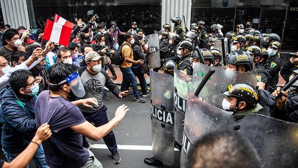 Gas lacrimógeno, detenciones y disparos en multitudinaria protesta en Perú - ADN Paraguayo
