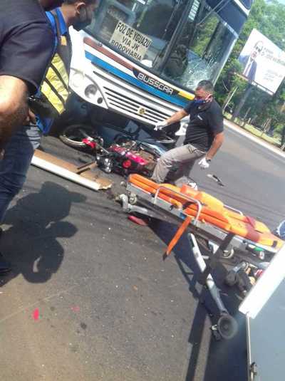Colectivo choca y mata a motociclista en pleno centro de Ciudad del Este