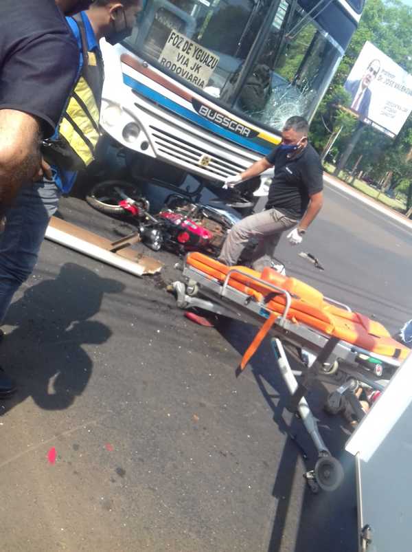 Colectivo choca y mata a motociclista en pleno centro de Ciudad del Este