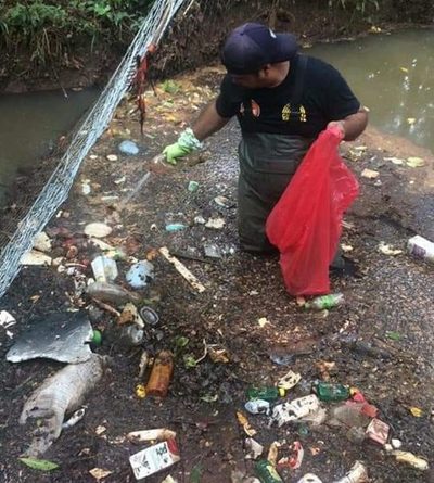 Puercos no paran de arrojar basura a arroyo Amambay