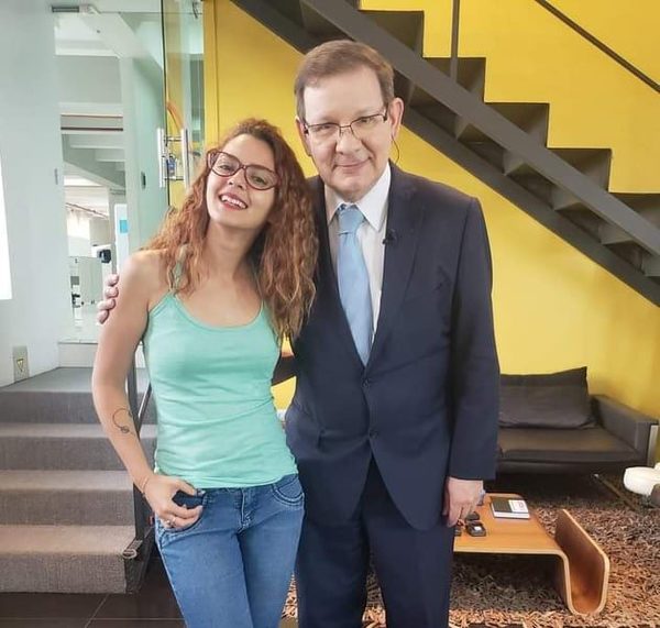 Martini da un paso más para conquistar a su amor platónico: Le dedicó su libro