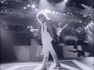 AC/DC recarga las baterías a plena potencia con PWR UP