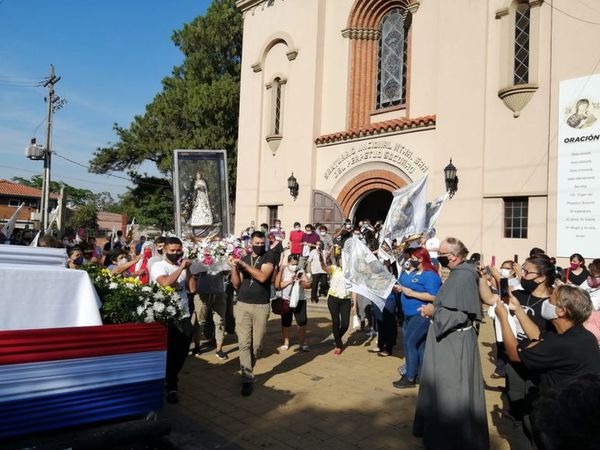 Emotiva despedida a la Virgen de Caacupé - Nacionales - ABC Color