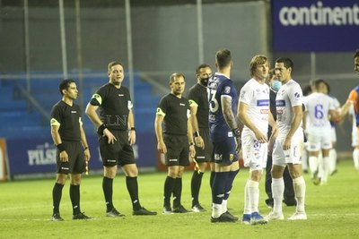 Un jugador de Nacional trató de 'ladrón' al árbitro Arnaldo Samaniego