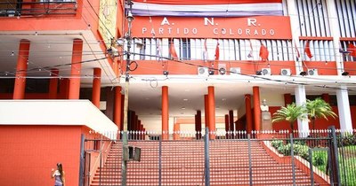La Nación / Un grupo de jóvenes colorados intenta frenar convención
