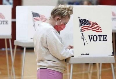 Funcionarios que supervisan las elecciones desmienten acusaciones de fraude de Trump