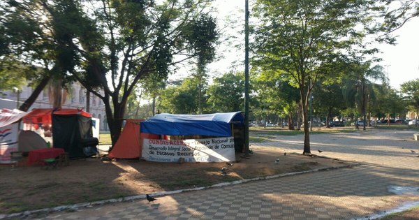 La Nación / Instalan carpa de la resistencia por construcción de viviendas sociales