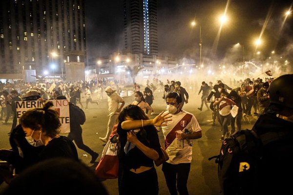 Disturbios en Perú durante una masiva protesta contra el gobierno de Manuel Merino » Ñanduti