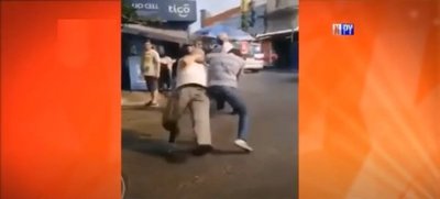 Violenta pelea callejera en el Mercado 4 | Noticias Paraguay
