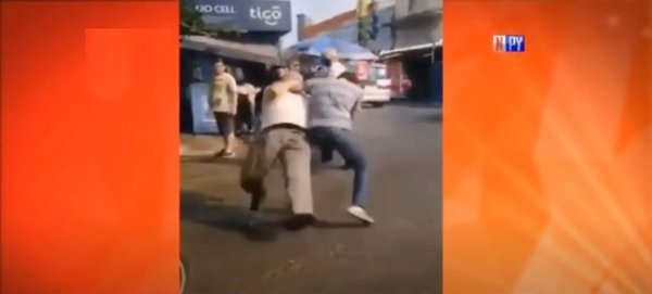 Violenta pelea callejera en el Mercado 4 | Noticias Paraguay