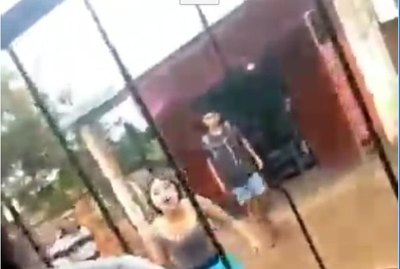 Crónica / (VIDEO) Por culpa de la música se trataron de "cornuda" y "come-viejo"