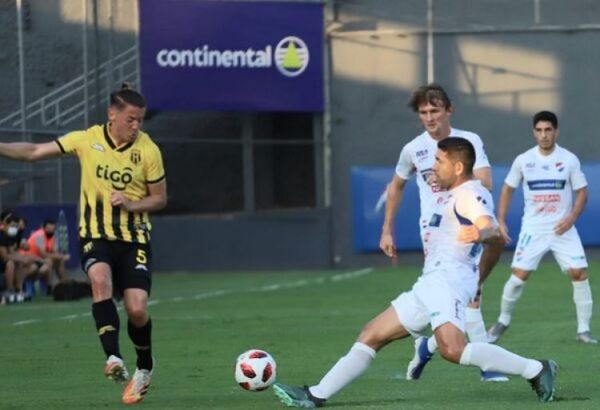 Albos y aurinegros igualan en juego muy incidentado