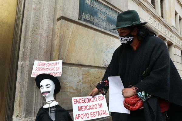 Campesinos y cultivadores protestan en Bogotá por crisis del sector agro - MarketData