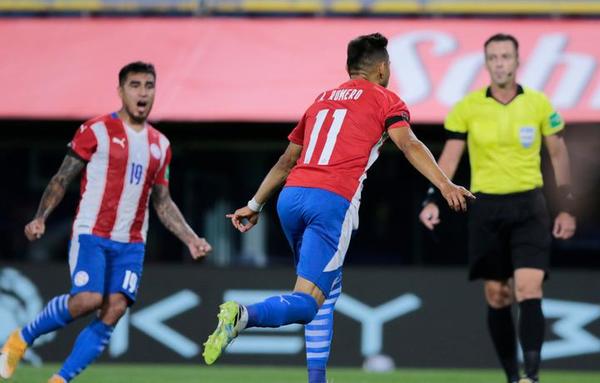 Jugadores de la Albirroja festejan el empate en Buenos Aires