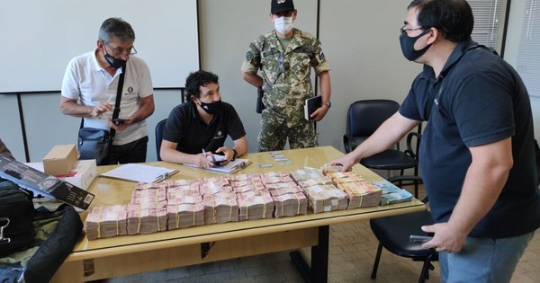 La Nación / Detienen en Aduana de Ciudad del Este a brasileño con unos 340 mil reales no justificados
