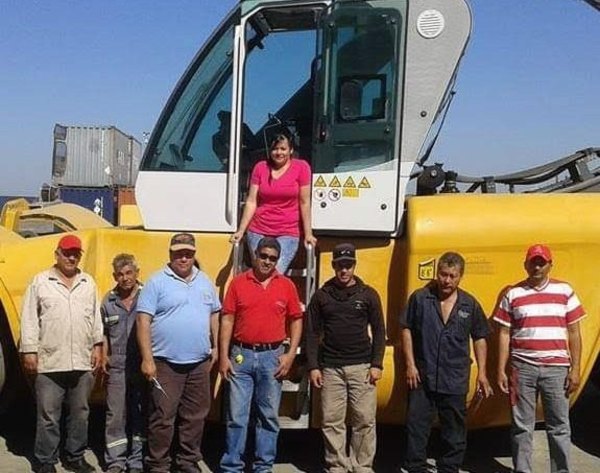 Crónica / MUJER MONTACARGA: Maneja supermáquinas en medio de arrieros
