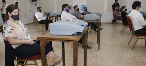 Elecciones de abogados: Capacitadores nacionales son instruidos para el uso de máquinas