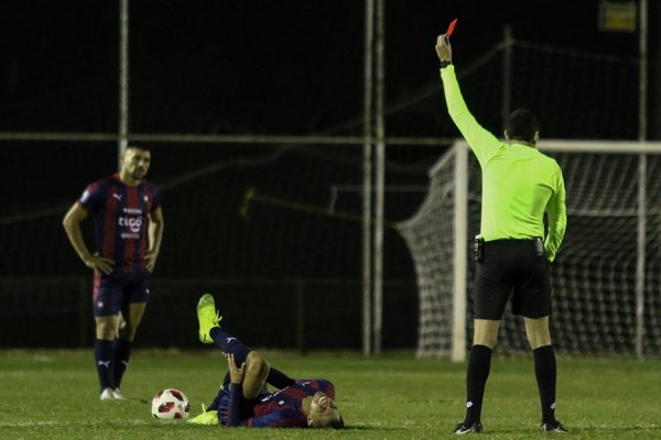 Juan López, el 'dueño' de las tarjetas rojas en el fútbol paraguayo
