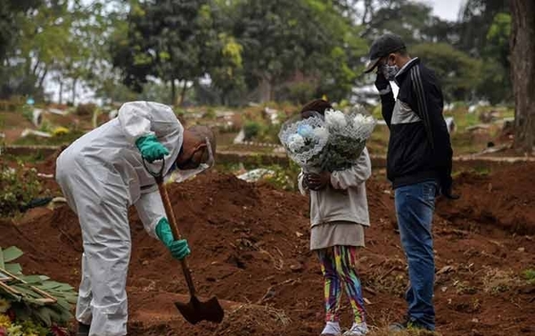 HOY / Brasil supera los 5,8 millones de casos de COVID-19 y vislumbra una segunda ola