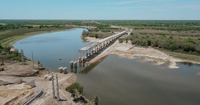 La Nación / Puente más largo de Ñeembucú continúa con colocación de vigas