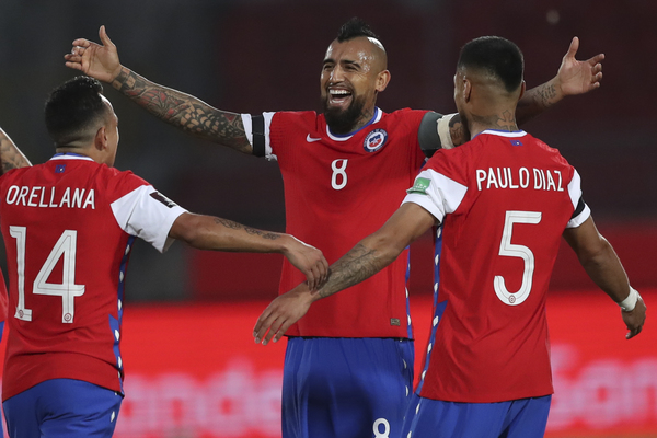 Un doblete de Vidal le da su primera victoria a Chile