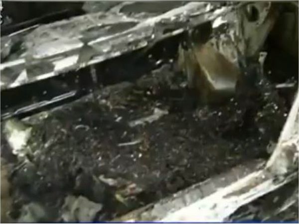 Encuentran cadáver en la valijera de vehículo quemado