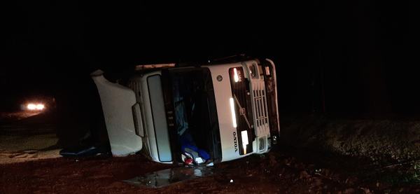 UN CAMIÓN VOLCÓ EN TRIUNFO KM. 13-NATALIO Y SU CONDUCTOR TERMINÓ HERIDO