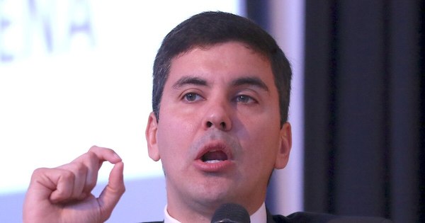 La Nación / Ataques a Basa vienen de medios con intereses