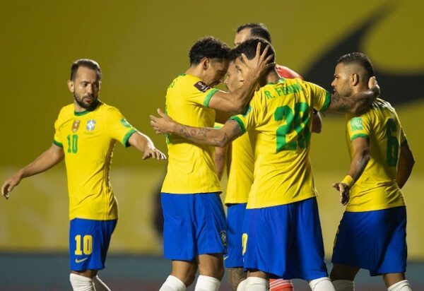Brasil gana por la mínima y es puntero