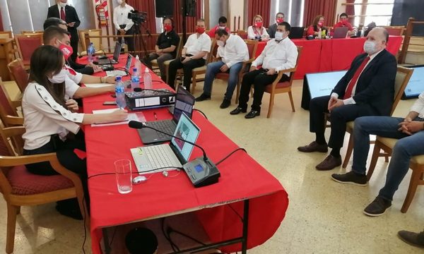 Con gritos y amenazas, inicia Convención Colorada que quiere prórroga de mandato