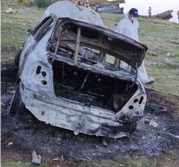 Bomberos hallan cuerpo calcinado dentro de vehículo incendiado