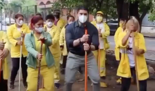 HOY / Intendente 'Nenecho' baila "mayonesa" con barrenderas asuncenas y es viral