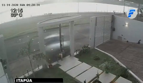 Perdió el control de su auto y fue a parar contra muralla de vidrio | Noticias Paraguay