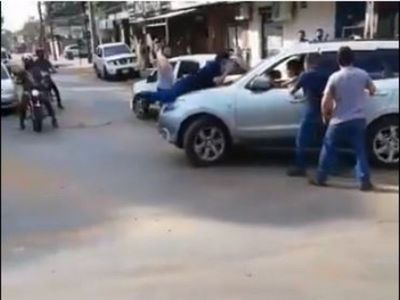 Huyó con un hombre sobre el capó de su camioneta tras chocar tres vehículos