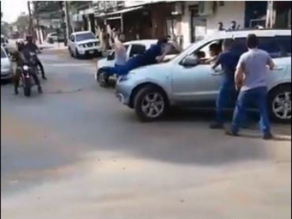 Huyó con un hombre sobre el capó de su camioneta tras chocar tres vehículos