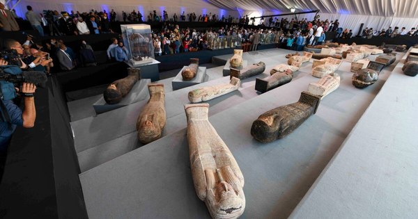 La Nación / Descubren más de cien sarcófagos intactos en Egipto