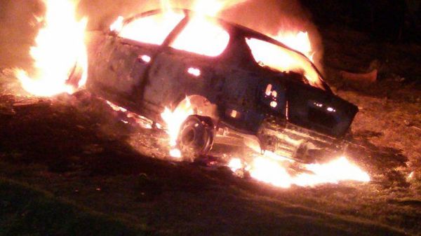 ¿Crimen pasional o ajuste entre narcos?, investigan: cadáver incinerado en auto