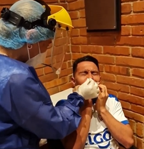 Crónica / (VIDEO) ¡AYNAAA! Mirá na un poco cómo le hicieron el hisopado a Lucena