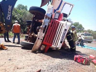 CAMIÓN TRANSPORTADOR DE PIEDRAS VOLCÓ EN NATALIO   