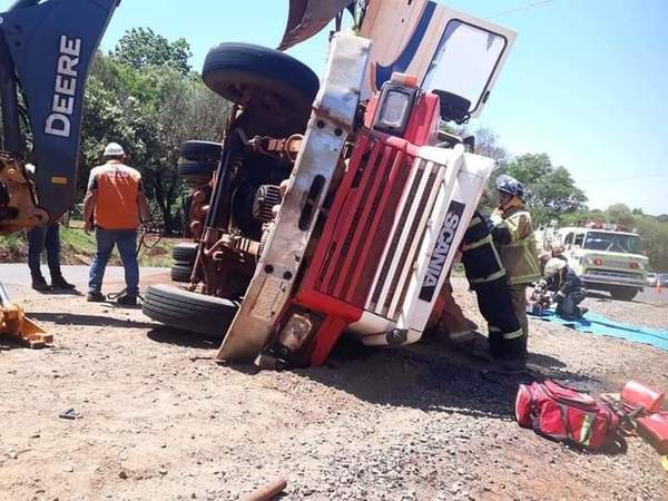 CAMIÓN TRANSPORTADOR DE PIEDRAS VOLCÓ EN NATALIO