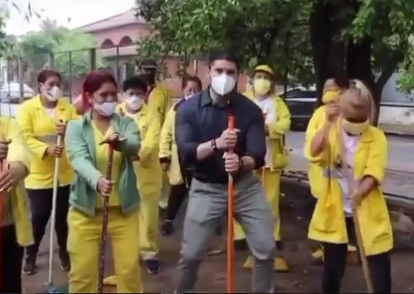 Crónica / Intendente movió las caderas bailando "Mayonesa"