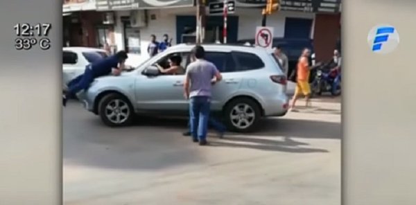 Captan irresponsable reacción de conductora tras chocar moto y rozar auto | Noticias Paraguay